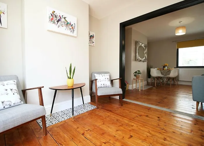 Maindy House - Home Close To City Centre + Parking